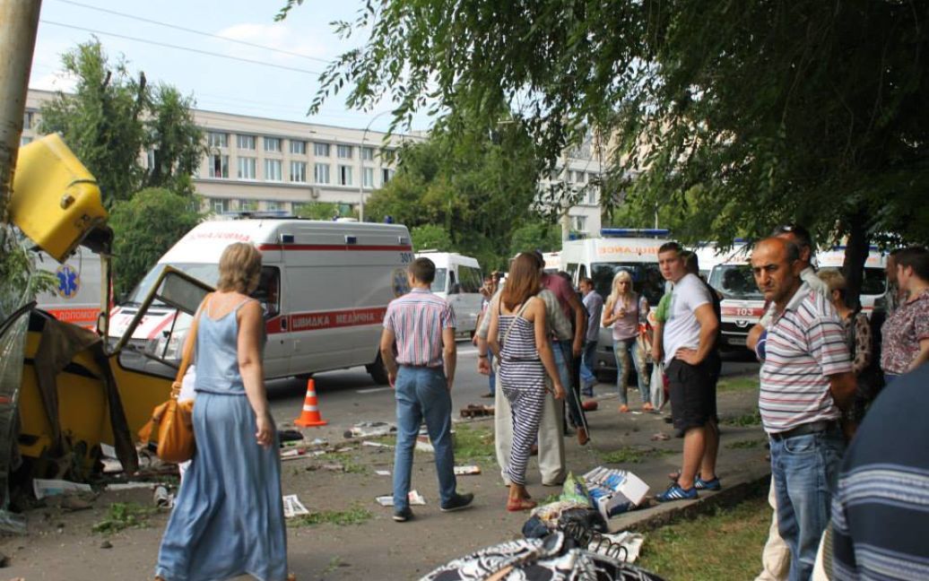 В Киеве маршрутка врезалась в столб / © landvestdubai.com