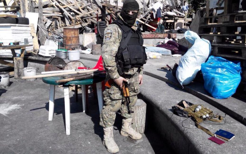 В наметі на Майдані знайшли гранати й обріз / © УНН
