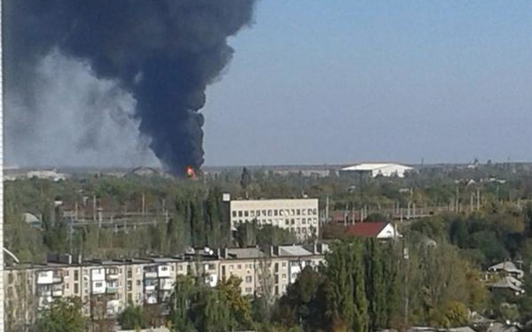Как горит аэропорт в Донецке, видно из многих точек города / © twitter.com/666_mancer