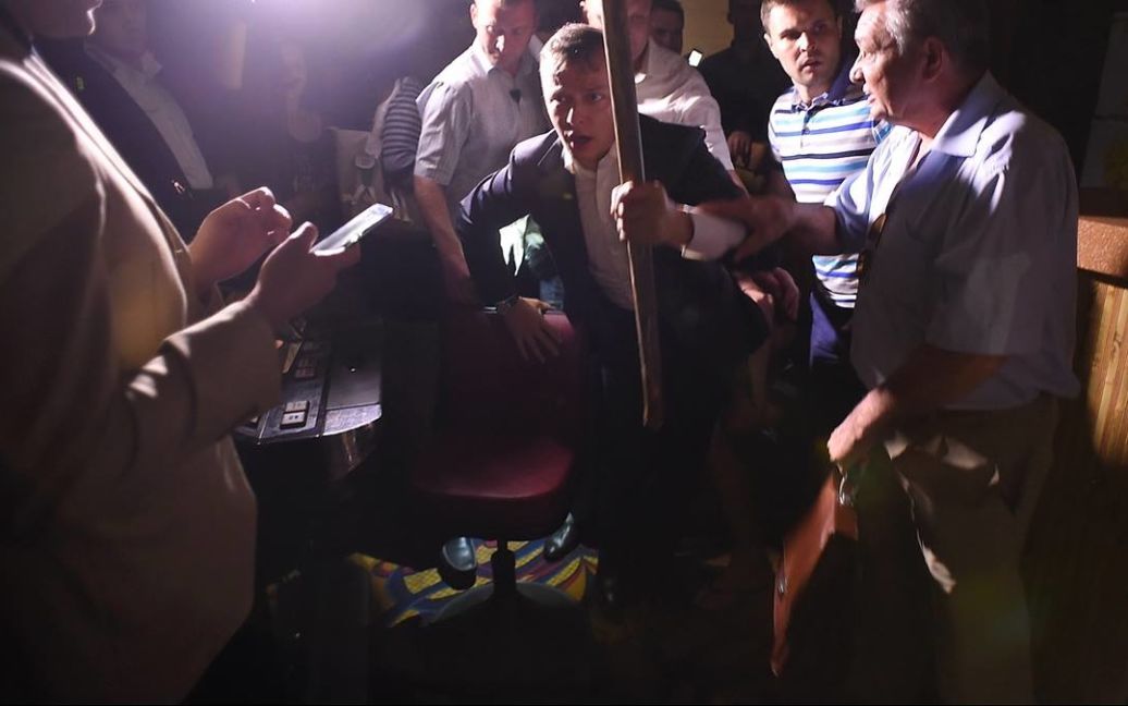 Олег Ляшко вместе со своей командой крушат незаконное казино на Троещине в Киеве / © facebook.com/O.Liashko