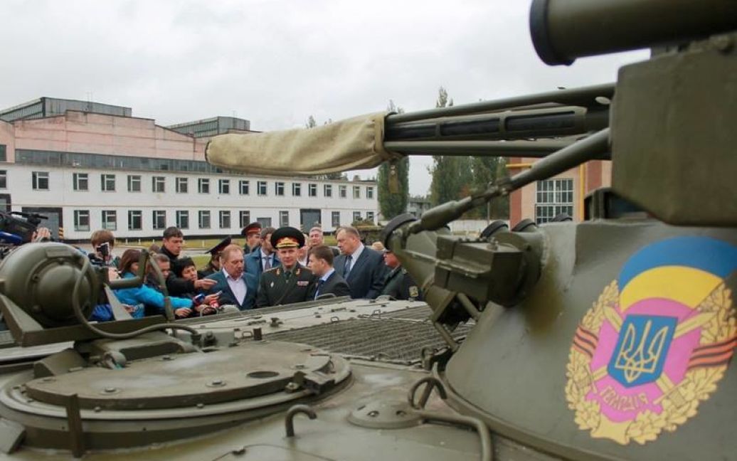 Гелетей посмотрел на танки в Житомире и отметил лучших работников завода / © mil.gov.ua