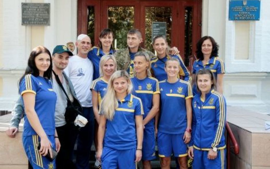 Футболістки збірної України відвідали поранених військових / © Volodymyr Kukhar | Facebook