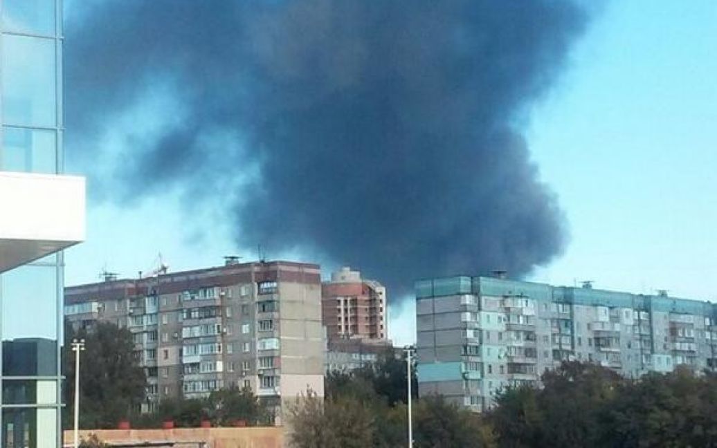 Как горит аэропорт в Донецке, видно из многих точек города / © twitter.com/SputnikATO