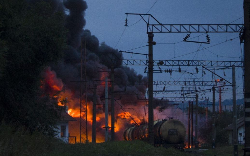 Вагони з нафтопродуктами в Городищі на Черкащині горять із шостої ранку / © Facebook
