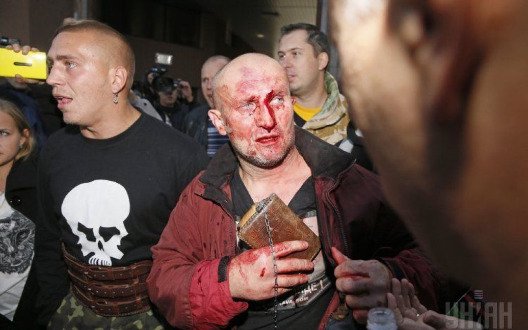Колишні "беркутівці" до крові побилися з активістами біля суду / © УНІАН