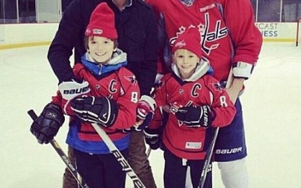 Андрій Шевченко з синами Джорданом та Крістіаном і хокеїстом Олександром Овечкіним / © Instagram