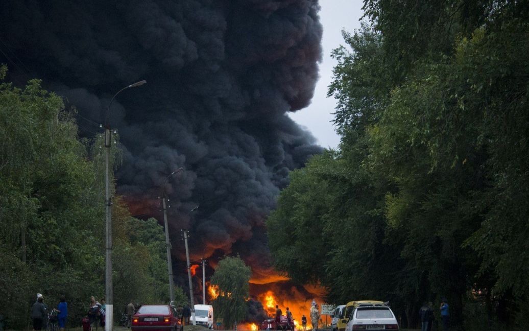 Вагони з нафтопродуктами в Городищі на Черкащині горять із шостої ранку / © Facebook