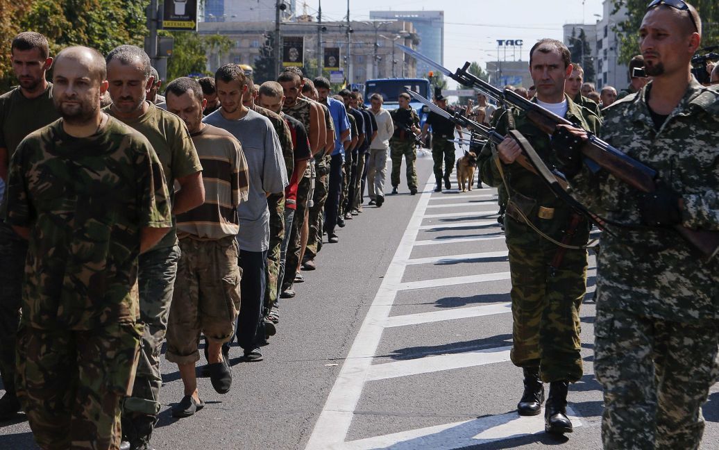 Українських полонених провели центром Донецька. / © 