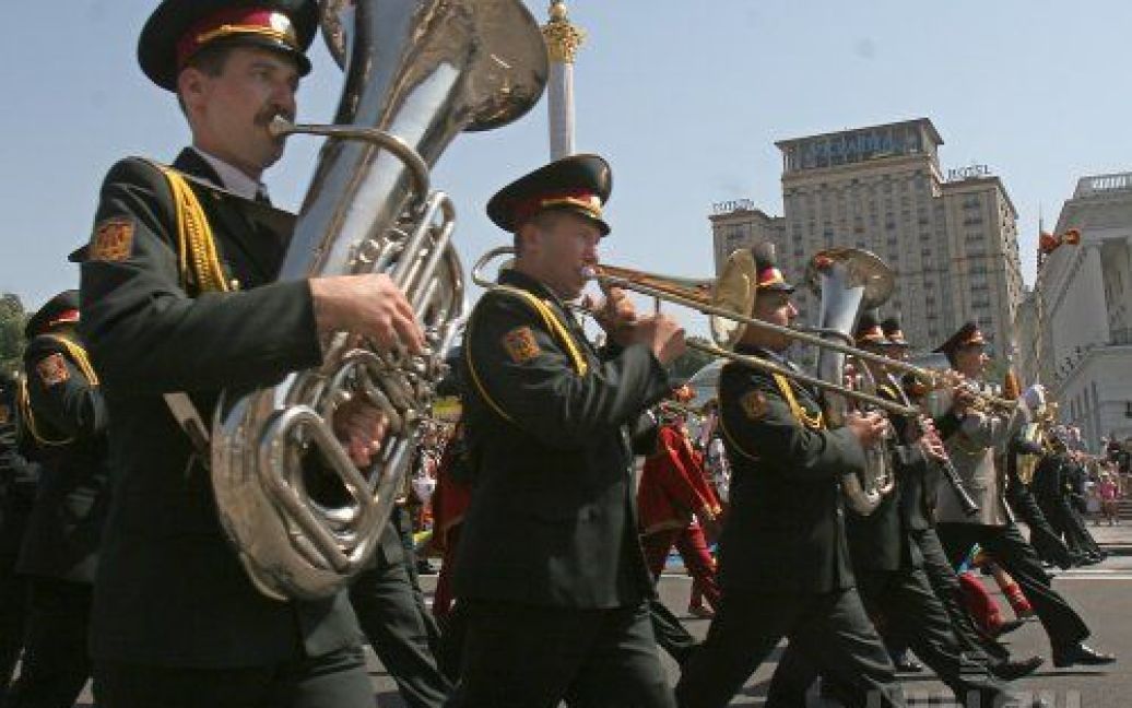 Рота военного оркестра принимает участие в плац-параде "Во славу Украины" на Крещатике, посвященном 16-й годовщине Независимости Украины в Киеве в пятницу, 24 августа 2007 года / © УНІАН