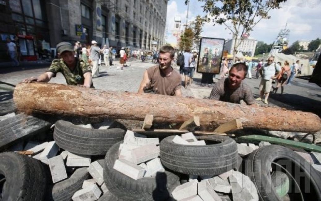 На Майдане снова строят баррикады. / © УНІАН