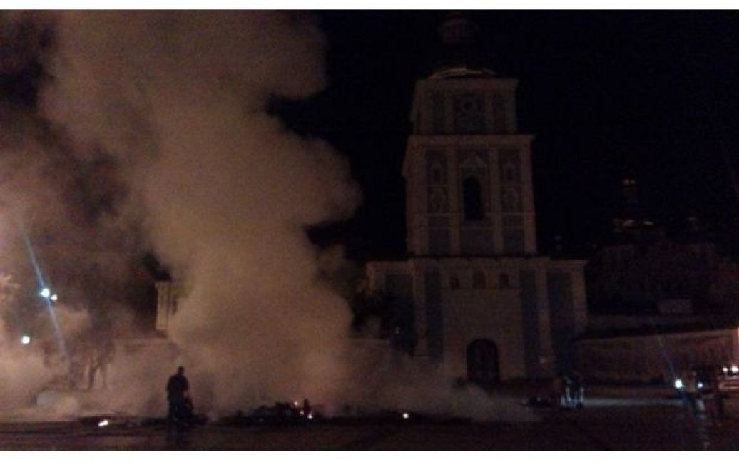 На Михайлівській площі в Києві спалахнули палатк / © facebook.com/