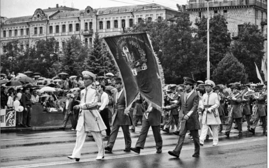 Торжественный марш духовых оркестров на Крещатике во время празднования 
День Независимости Украины. 
Киев, 24 августа 1993 года / © ІнфАгро