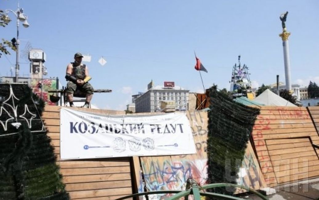 На Майдане снова строят баррикады. / © УНІАН