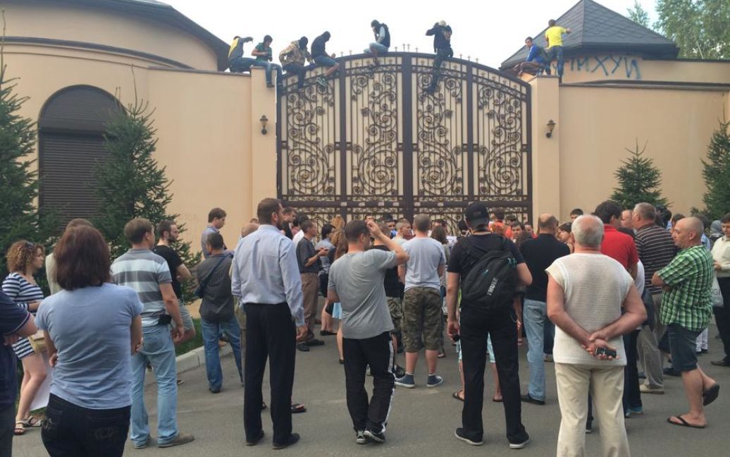 Активисты пикетировали особняк Ахметова / © Фото Валерии Ковалинской/ТСН