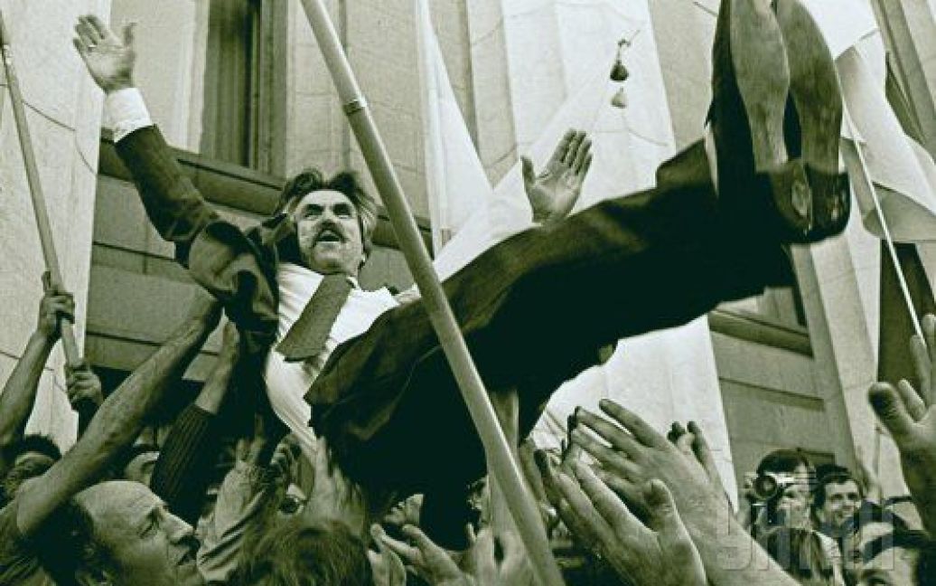 Люди качают на руках диссидента Левка Лукьяненко, празднуя провозглашение Украины независимым государством 24 августа 1991 года / © УНІАН