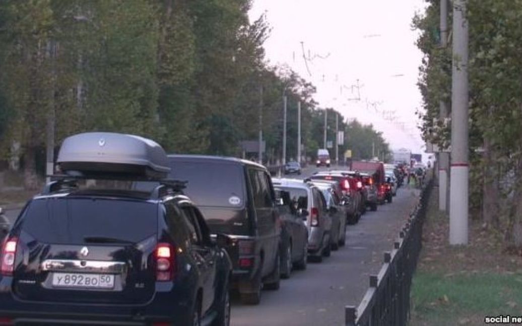 Черга із автомобілів продовжує збільшуватися / © Фото з соцмереж