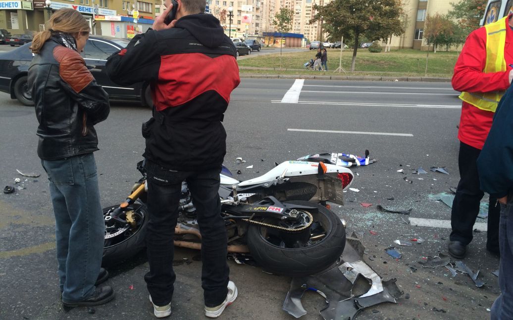 Внаслідок ДТП постраждали паоень і дівчина, які їхали на мотоциклі. / © ТСН.ua