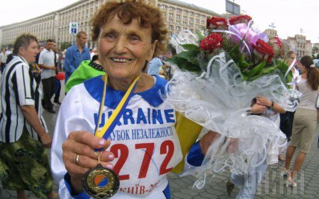 79-летняя Елена Чуб демонстрирует медаль, которую она получила как самая старшая участница легкоатлетического полумарафона на "Кубок независимости", посвященного Дню Независимости Украины. 24 августа 2003 года / © УНІАН
