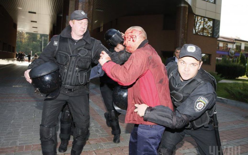 Колишні "беркутівці" до крові побилися з активістами біля суду / © УНІАН