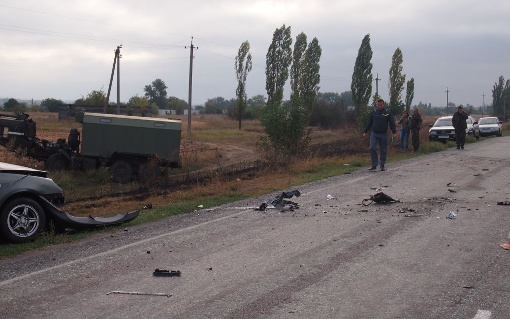 Військова вантажівка розтрощила легковик / © ТСН.ua