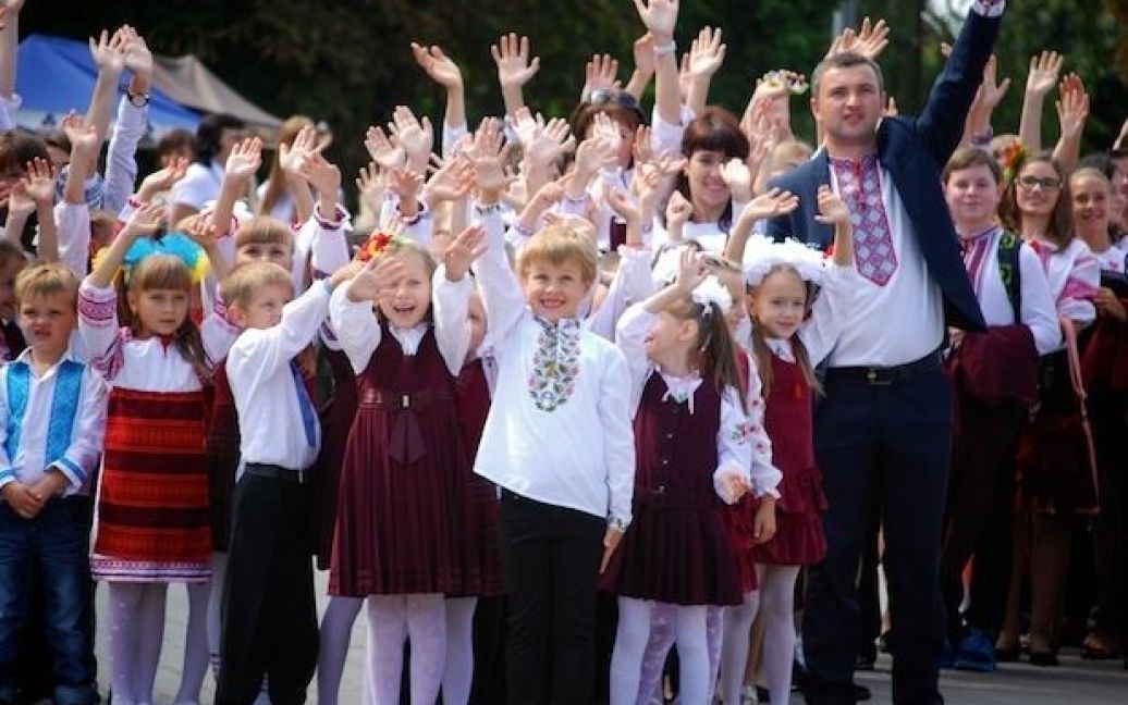 Сотни детей пришли на акцию / © facebook.com/volodymyr.ariev