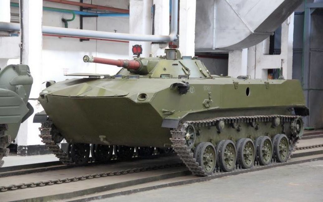 Гелетей посмотрел на танки в Житомире и отметил лучших работников завода / © koketke.ru
