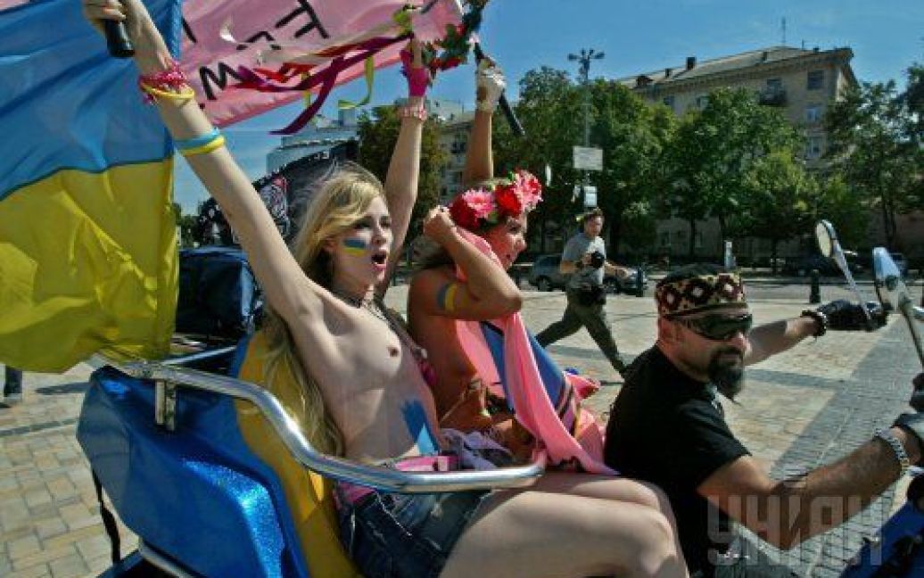 Участницы женского движения FEMEN сидят на мотоцикле во время акции "Дух свободы", посвященной Дню Независимости Украины, в Киеве, во вторник, 24 августа 2010 года / © УНІАН
