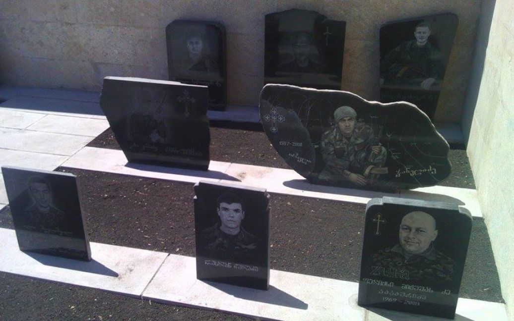 Меморіал 17 загиблим грузинським військовим у селищі Шіндісі / © Наталя Нагорна