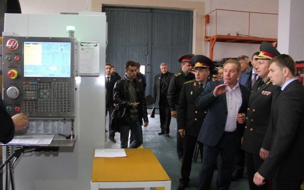 Министр обороны Украины Валерий Гелетей во время рабочей поездки в Житомира посетил бронетанковый завод / © koketke.ru