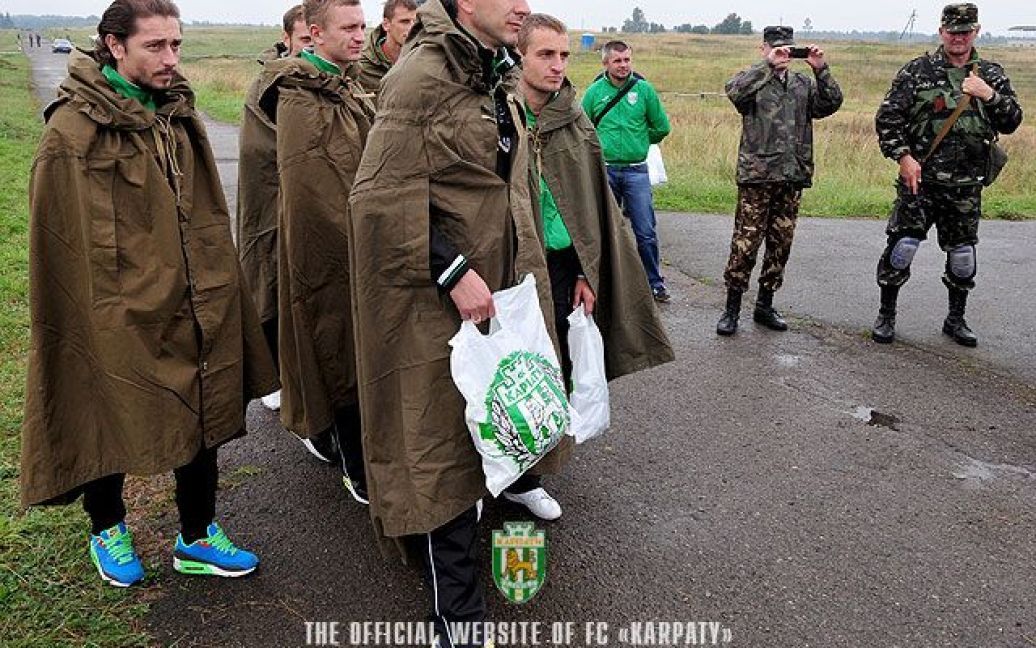 Гравців "Карпат" звозили на полігон / © fckarpaty.lviv.ua