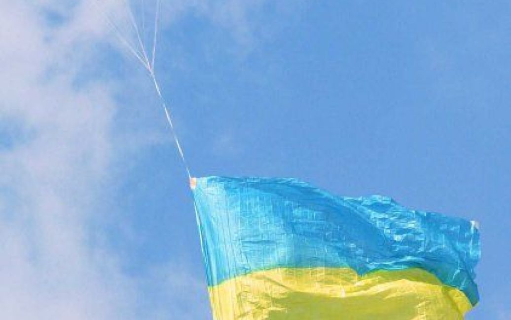 Украинский желто-голубой флаг летит в небе на парашюте во время военного парада в честь Дня Независимости в центре Киева в пятницу, 24 августа 2001 года / © УНІАН