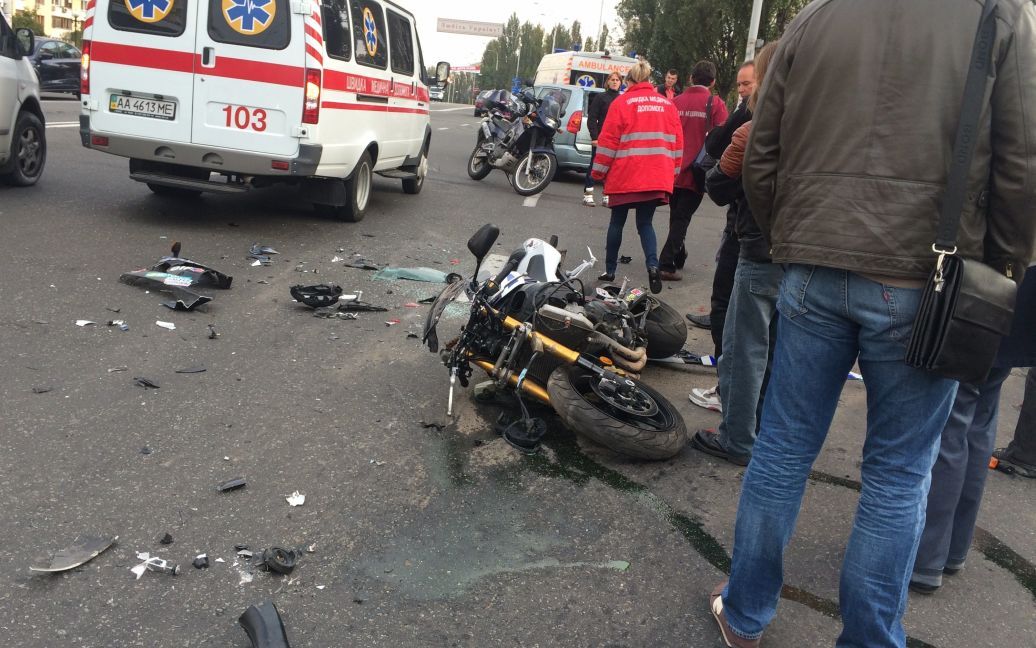 Внаслідок ДТП постраждали паоень і дівчина, які їхали на мотоциклі. / © ТСН.ua
