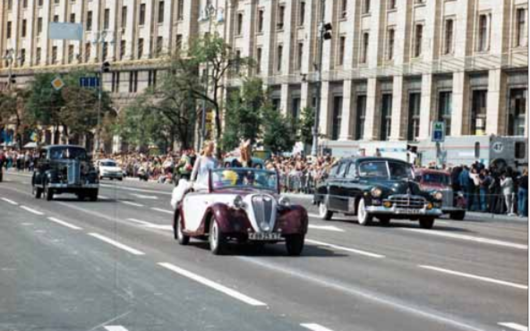 Парад ретро-автомобилей во время театрализованного действа на Крещатике 
по случаю 7-й годовщины независимости Украины. Киев, 24 августа 1998 года / © ІнфАгро