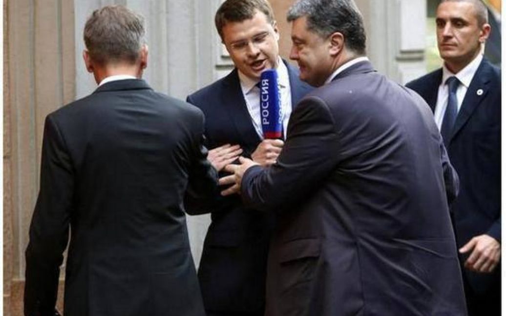 Порошенко осторожно оттолкнул наглого российского журналиста / © twitter.com/Segozavr