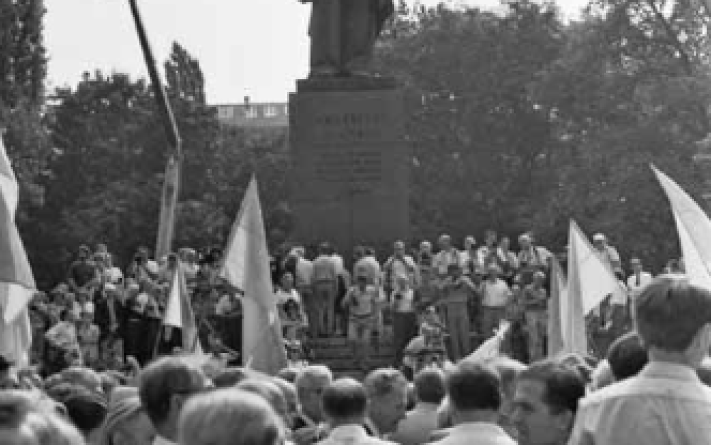 Киевляне возле памятника 
Т.Шевченко во время 
празднование 1-й годовщины 
независимости Украины. 
Киев, 24 августа 1992 года / © ІнфАгро