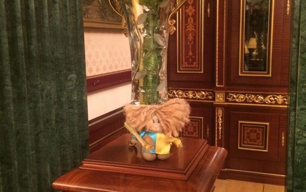 Порошенко получил подарок от "киборгов" / © facebook.com/wings.phoenix