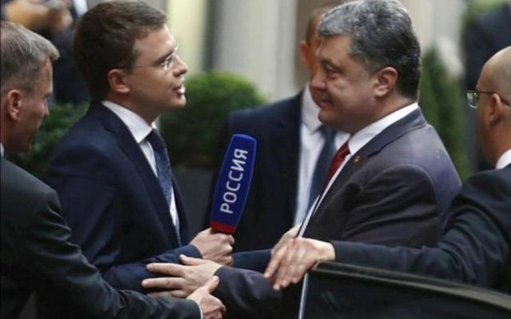 Порошенко осторожно оттолкнул наглого российского журналиста / © twitter.com/Segozavr