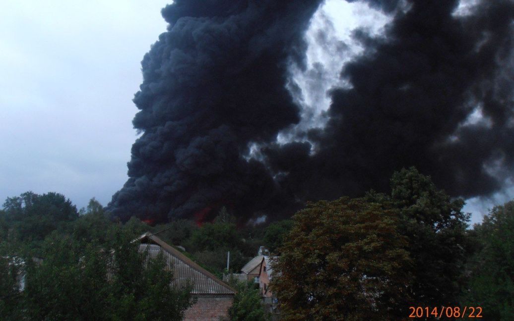 Вагони з нафтопродуктами в Городищі на Черкащині горять із шостої ранку / © vk.com/yana231990