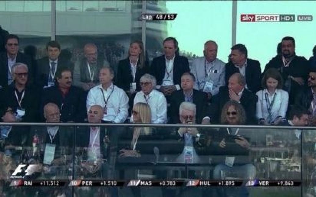 Медведчук (верхний ряд, крайний справа) на "Формуле-1" сидел рядом со Стивеном Сигалом / © twitter.com
