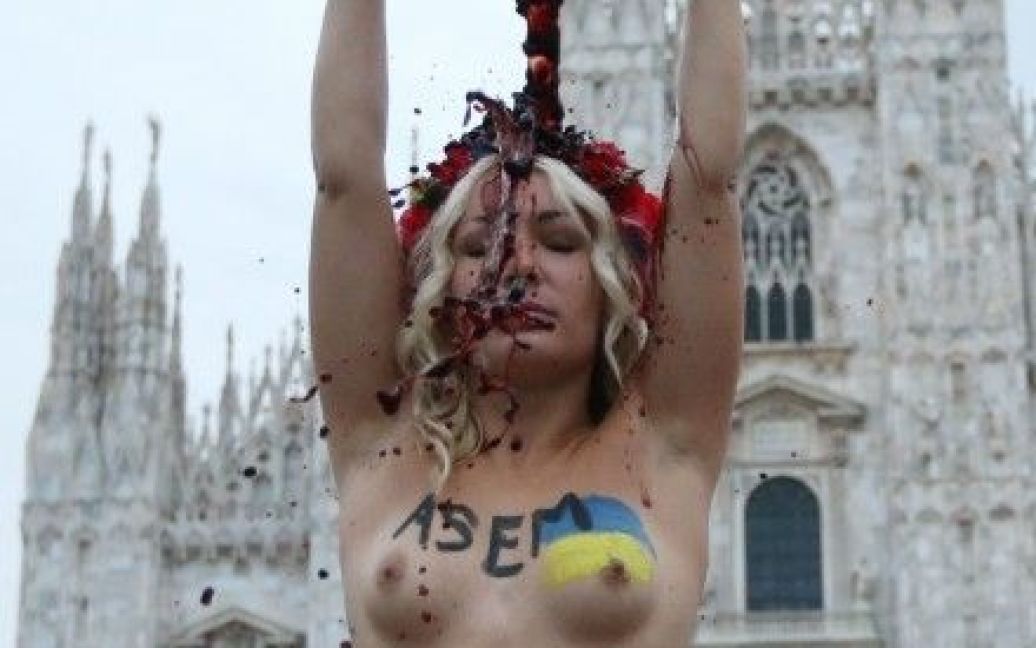 Blood Bucket Challenge / © femen.org
