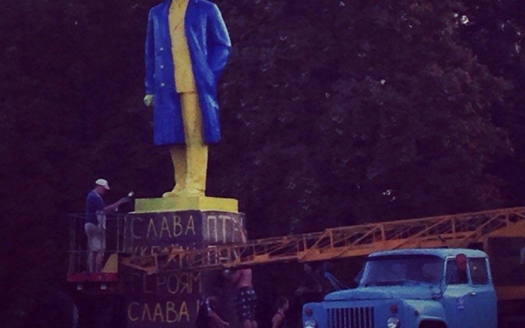 Памятник Ленину стал желто-голубым / © vk.com/club312953