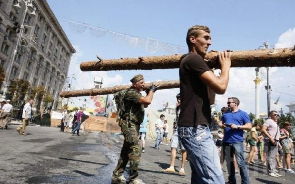 На Майдані знову будують барикади. / © УНІАН