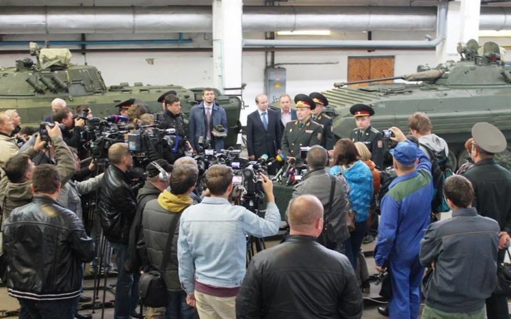 Гелетей посмотрел на танки в Житомире и отметил лучших работников завода / © mil.gov.ua