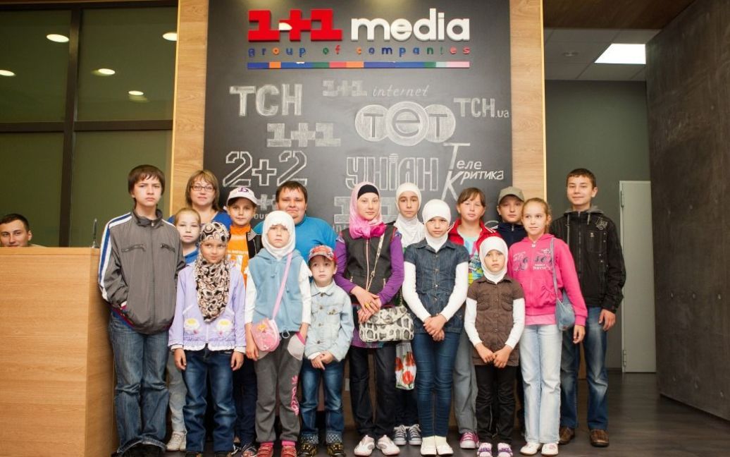 Ведущие 1+1 устроили экскурсию по студии для детей-переселенцев из Крыма и Востока / © montreal.ctvnews.ca