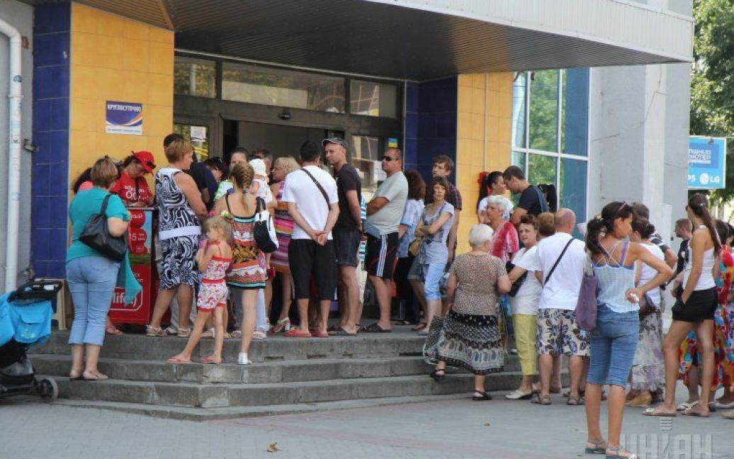 Кримчани штурмують магазини / © УНІАН