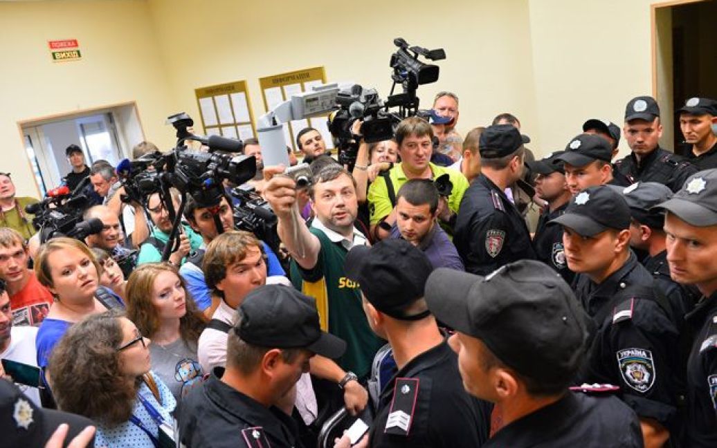 Многие журналисты не смогли попасть в зал, где проходило заседание суда по запрету Компартии / © ЛігаБізнесІнформ