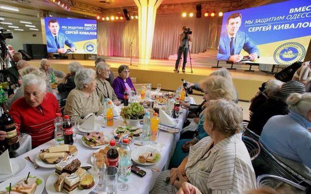 Кивалов подкупает избирателей зваными ужинами. / © timer.od.ua
