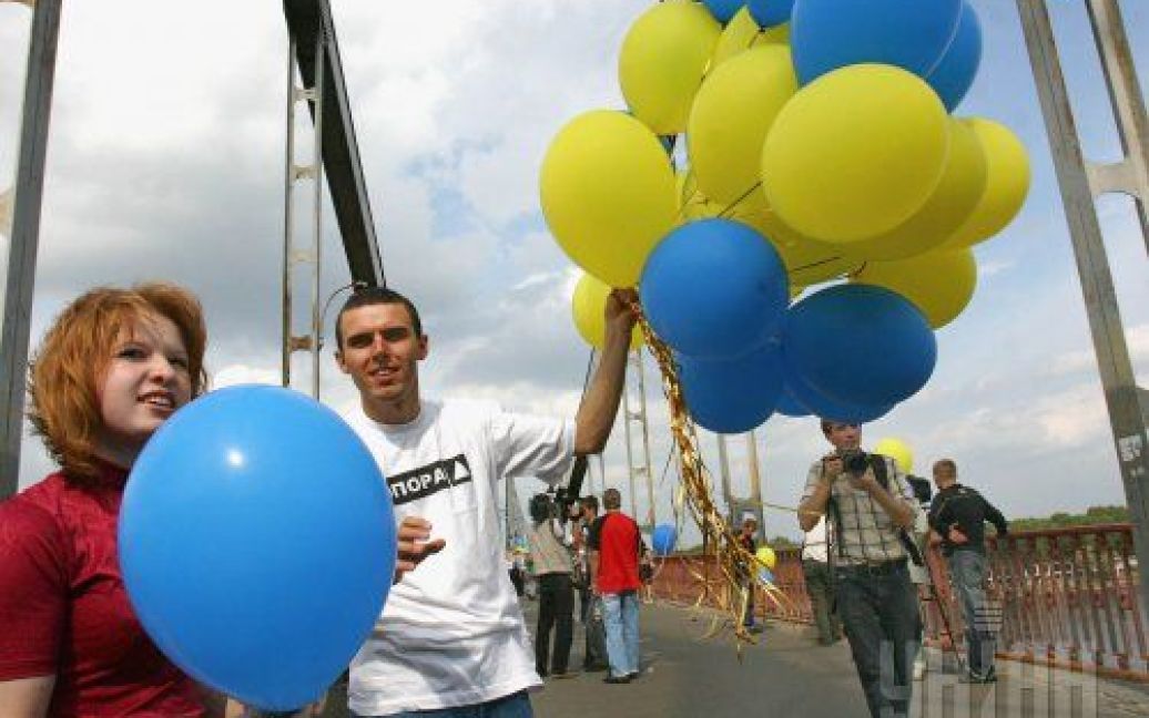 Участники символической акции объединения двух берегов Днепра на Пешеходном мосту в Киеве 24 августа 2006 года / © УНІАН