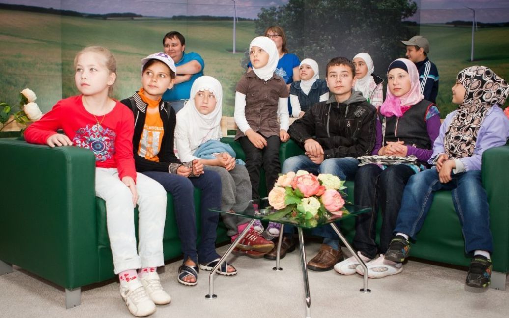 Ведущие 1+1 устроили экскурсию по студии для детей-переселенцев из Крыма и Востока / © montreal.ctvnews.ca