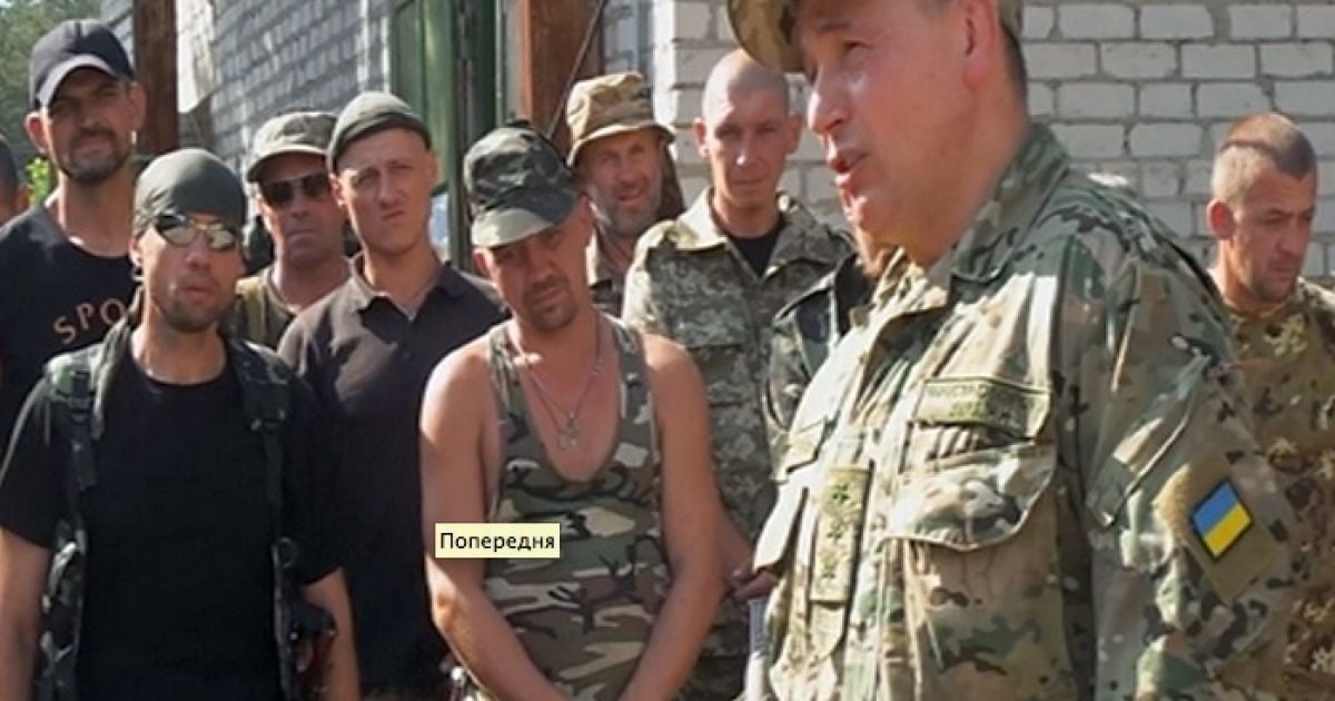 Министр выслушал доклад командира батальона